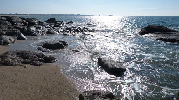 A rocky shoreline with waves gently lapping at the sand. - Concarneau, Former Mill of Kérangoc, in the countryside, near the ocean, Wifi (Melgven)