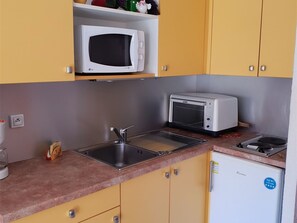 Réfrigérateur, micro-ondes, four, plaque de cuisson