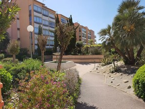 Property grounds - Cozy Studio-Cabin, Pool Access, 200m from Beach, Sleeps 4 - Argelès-sur-Mer (Argelès-sur-Mer)