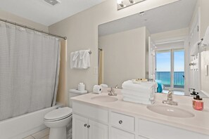 Combined shower/bathtub, towels