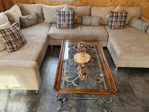 Télévision, lecteur de DVD, livres