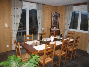 Salle à manger conviviale avec accès sur la terrasse extérieure