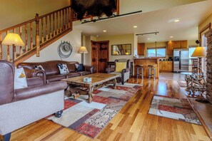 Smart TV, livros, aparelho de som