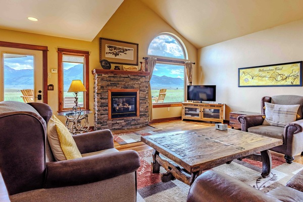 Smart-TV, bøker og stereoanlegg