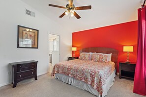 4 soverom, skrivebord, strykejern/-brett og reiseseng for barn