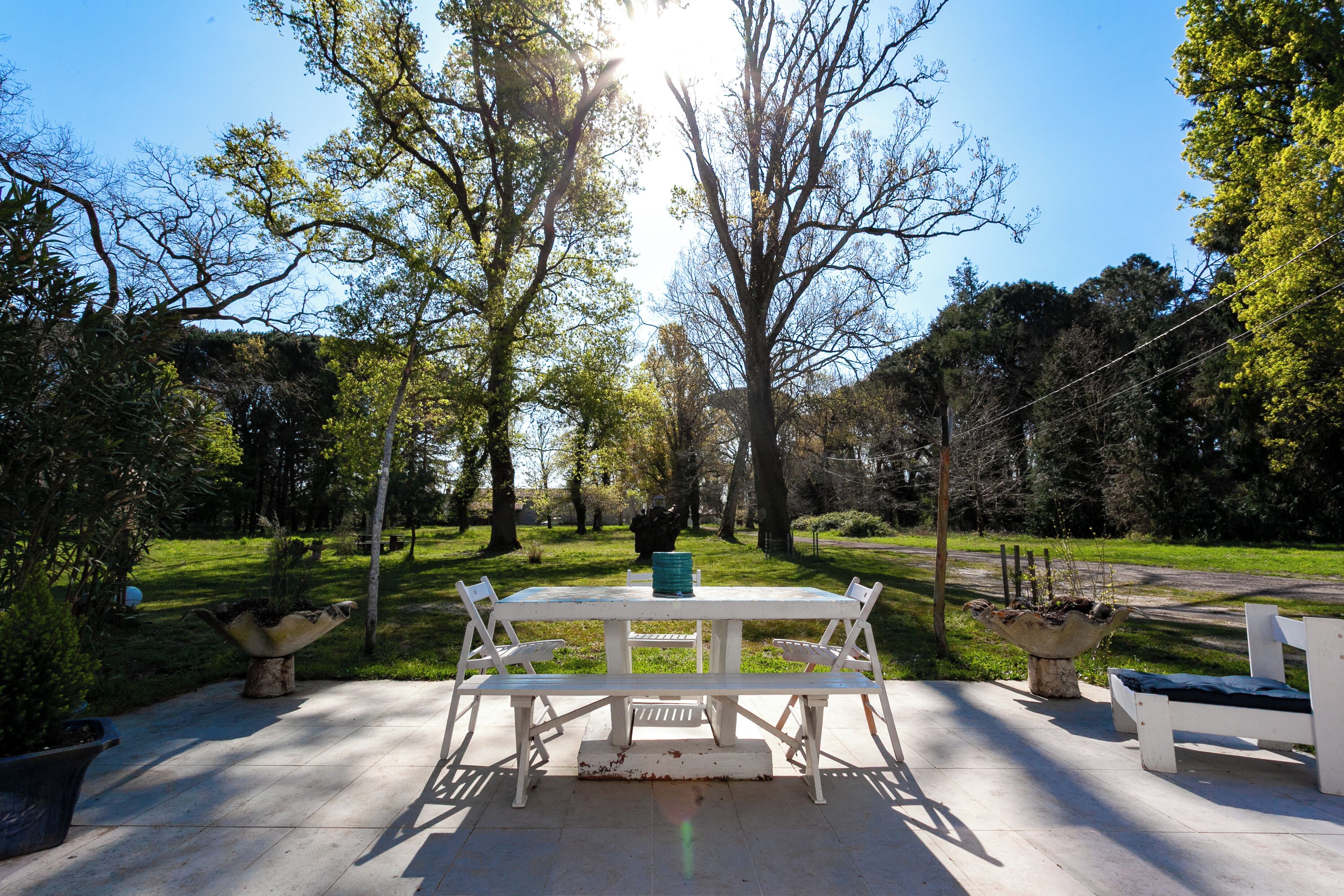 Une terrasse est pour vos petits déjeuner sous le lever du soleil