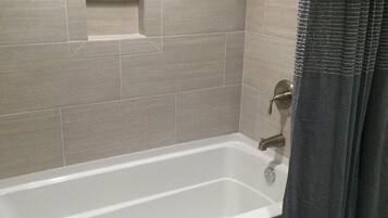 Ensemble douche/baignoire, serviettes fournies