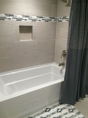Ensemble douche/baignoire, serviettes fournies
