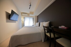 Vierbettzimmer (2 Double Beds) | Laptopgeeigneter Arbeitsplatz, Verdunkelungsvorhänge, kostenloses WLAN