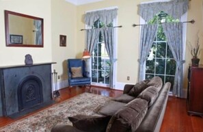 Smart TV, video games, DVD player, books - Lower Garden District  1863 Historic Guest House (New Orleans)