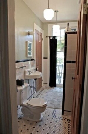 Combined shower/bathtub, hair dryer, towels - Lower Garden District  1863 Historic Guest House (New Orleans)