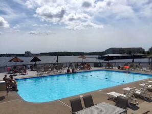 Piscine couverte, piscine extérieure