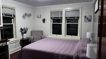 5 habitaciones, escritorio y tabla de planchar con plancha