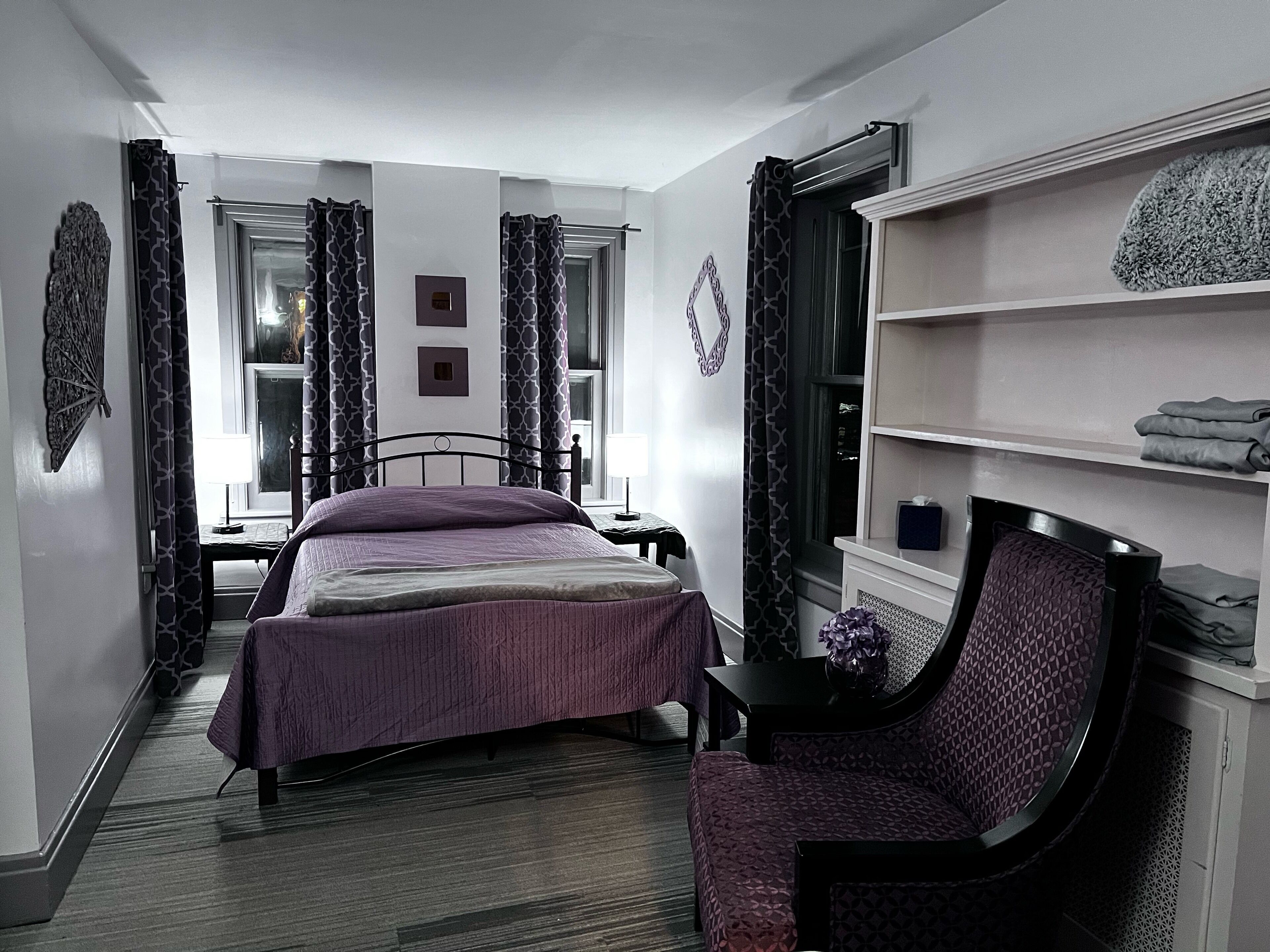 5 soverom, skrivebord, strykejern/-brett og reiseseng for barn