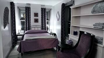 5 bedrooms, desk, iron/ironing board, travel crib