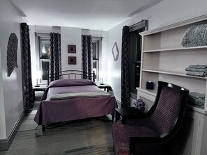 5 makuuhuonetta, työpöytä, silitysrauta/-lauta, vauvan matkasänky