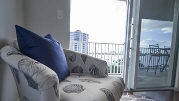 TV, DVD-spiller og bøker