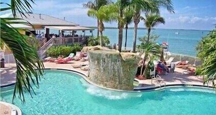 ¡Vistas increíbles! Condominio remodelado del quinto piso, piscina en cascada, jacuzzi y wifi gratis.