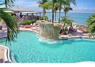 Amazing Views & Condo! Heated waterfall Pool & Hot Tub, free wifi and parking!