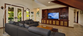 Villa Paraiso - Huge Pool with Hot Tub,  for up to 12 people