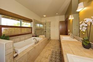 Badewanne, Haartrockner, Handtücher, Shampoo