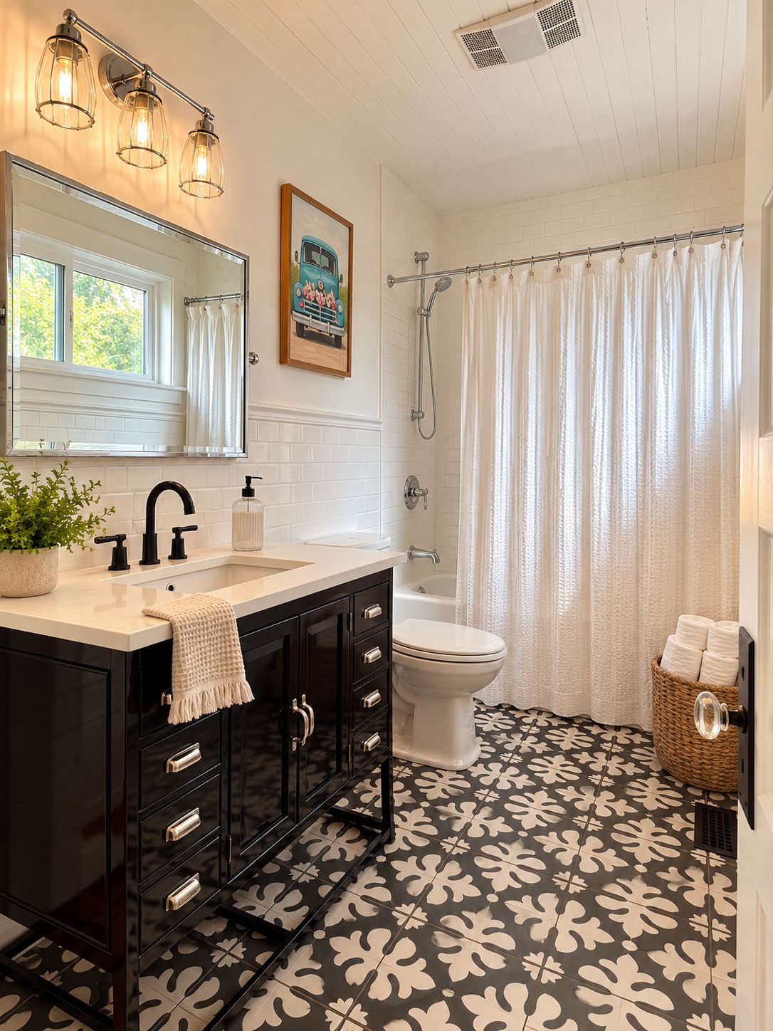 Une salle de bain avec un carrelage noir et blanc, un lavabo avec un miroir, des toilettes et une douche avec un rideau.