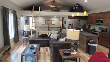 TV, caminetto, lettore DVD, libri