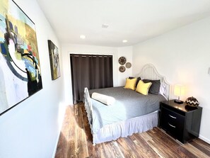 2 slaapkamers, een strijkplank/strijkijzer, gratis wifi, beddengoed