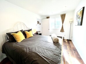 2 bedrooms, iron/ironing board, free WiFi, bed sheets - Modern 2 Bedrooms, 1 Bathroom Apartment (Fort Collins)