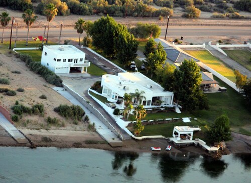 River Front guest house with Ramp, Beach, Volleyball, and Gazebo on the Water