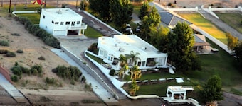 River Front -maja, jossa on luiska, ranta, lentopallo ja huvimaja vedessä