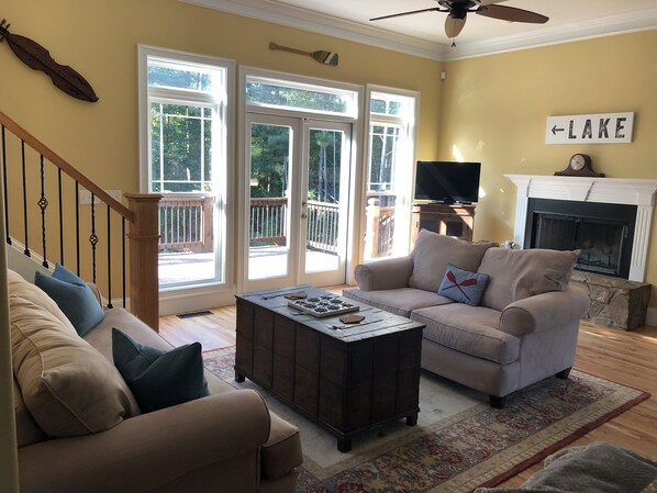 Smart TV, chimenea, videojuegos y reproductor de DVD 