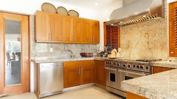 Frigorífico, microondas, horno y lavavajillas