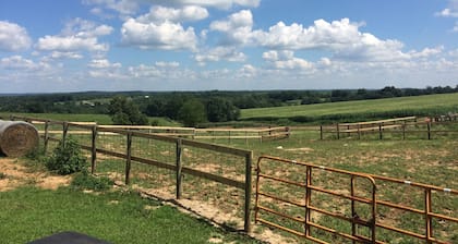 PET FRIENDLY Ranch Living w/ beautiful vistas near local attractions/festivities