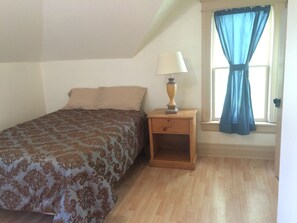 5 bedrooms, iron/ironing board, WiFi, bed sheets - PET FRIENDLY Ranch Living w/ beautiful vistas near local attractions/festivities (La Farge)