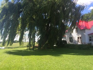 Property grounds - PET FRIENDLY Ranch Living w/ beautiful vistas near local attractions/festivities (La Farge)