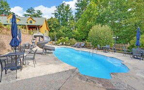 Outdoor pool - Lazy Bear Lodge: Getaways, WineTours, Bridal Parties,Reunions, Corporate Retreat (Sautee Nacoochee)