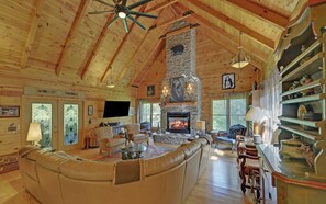Smart TV, fireplace, DVD player, foosball - Lazy Bear Lodge: Getaways, WineTours, Bridal Parties,Reunions, Corporate Retreat (Sautee Nacoochee)