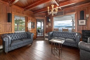 Älytelevisio, takka, DVD-soitin, musiikkikirjasto