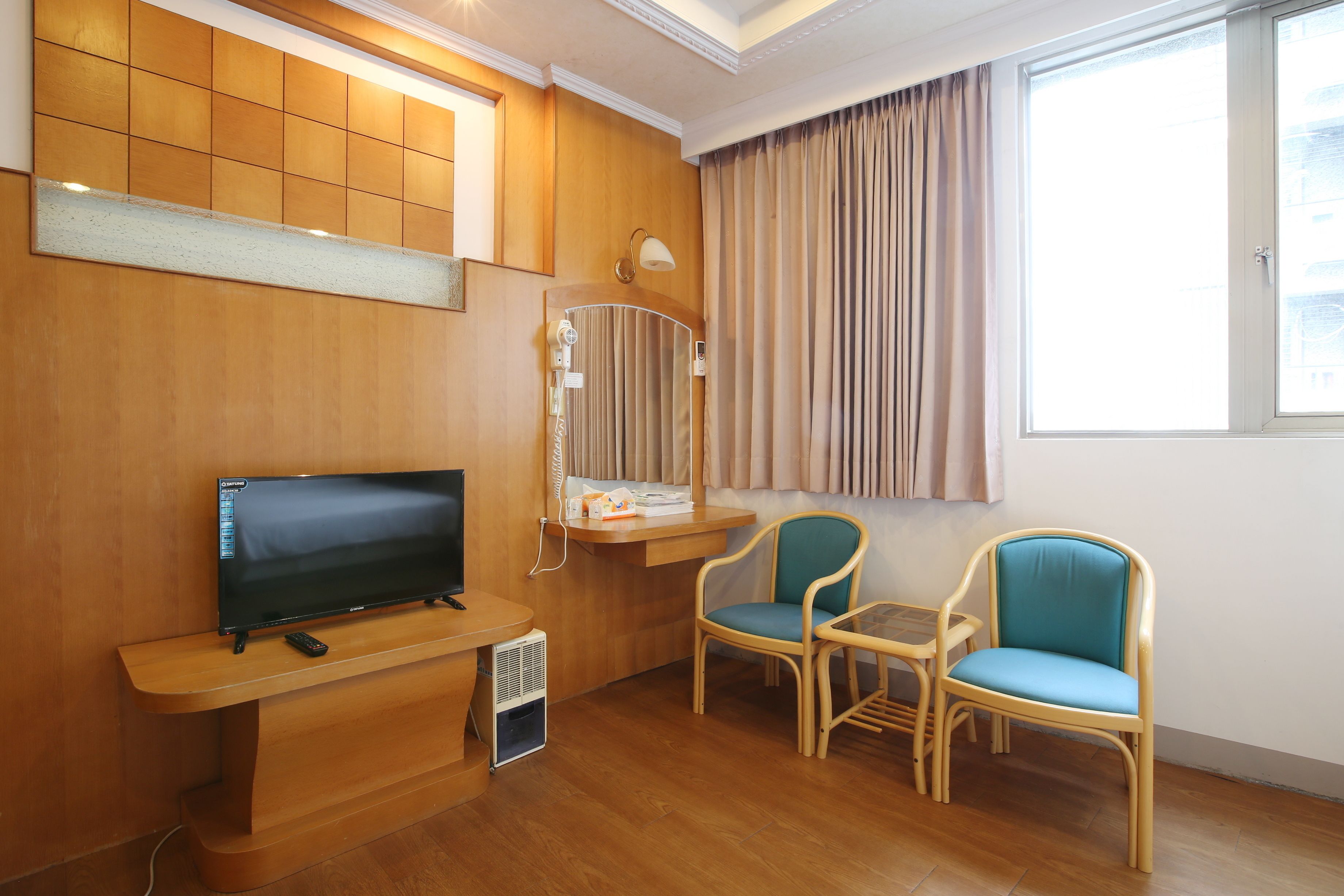 deluxe quadruple room | desk, blackout curtains, soundproofing, rollaway beds