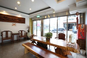 Lobby sitting area - Long Shan Hotel (Jiaoxi)