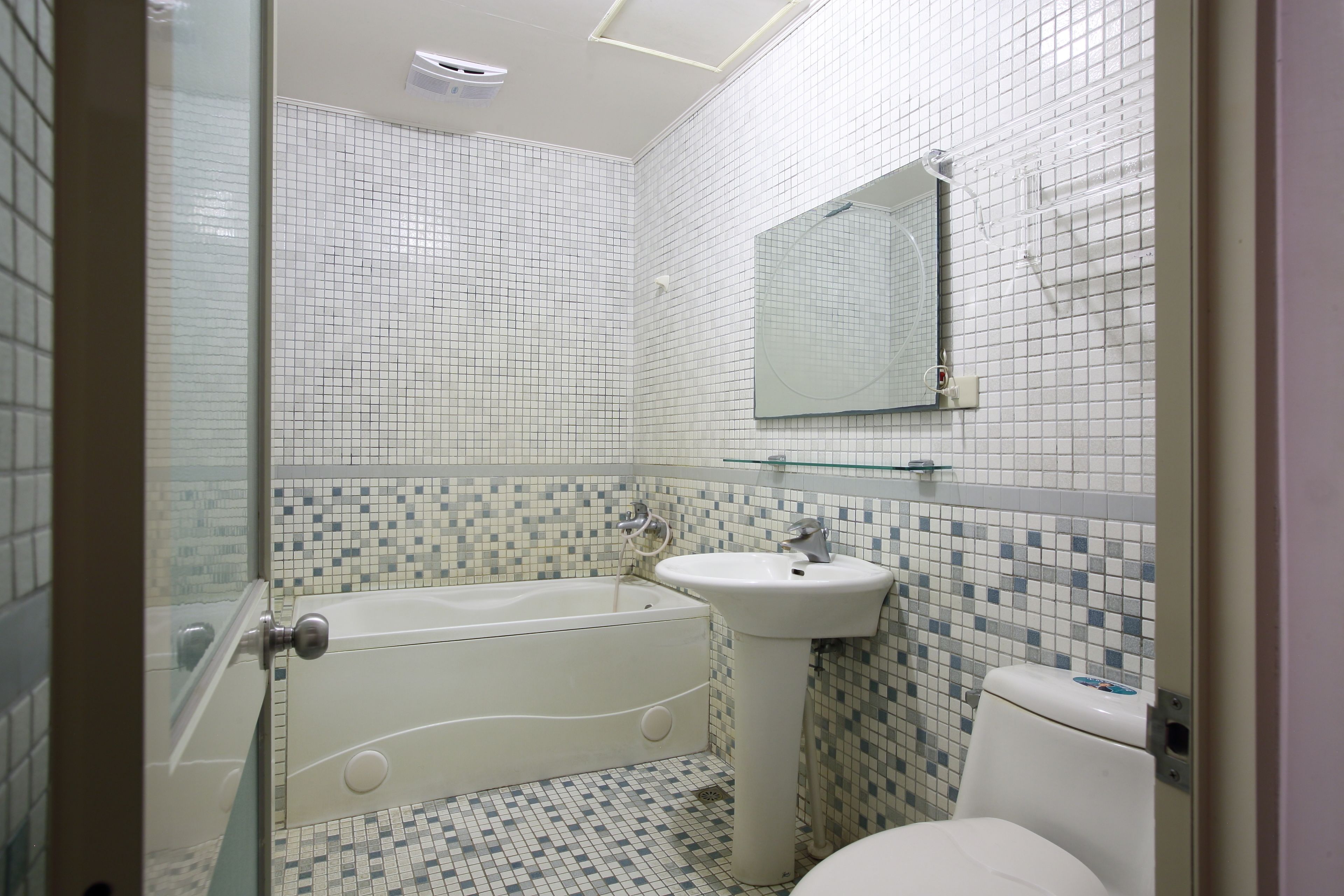 elite double room, 1 double bed | bathroom | separate bathtub and shower, deep-soaking bathtub, free toiletries