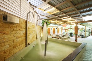 Indoor spa tub - Long Shan Hotel (Jiaoxi)