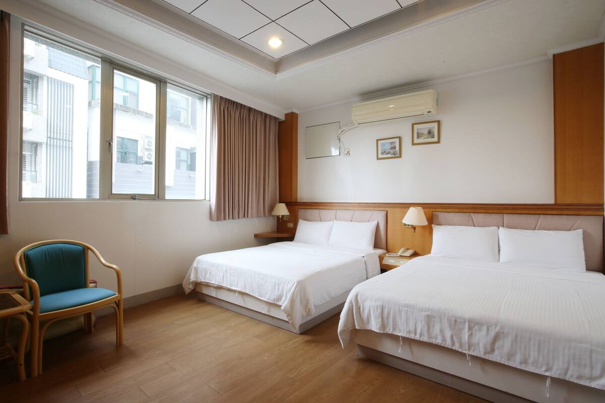 デラックス 4 人部屋 | デスク、遮光カーテン、防音設備、可動式ベッド