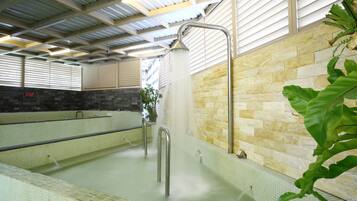 Bañera de hidromasaje cubierta