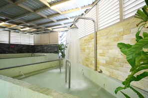 Indoor spa tub - Long Shan Hotel (Jiaoxi)