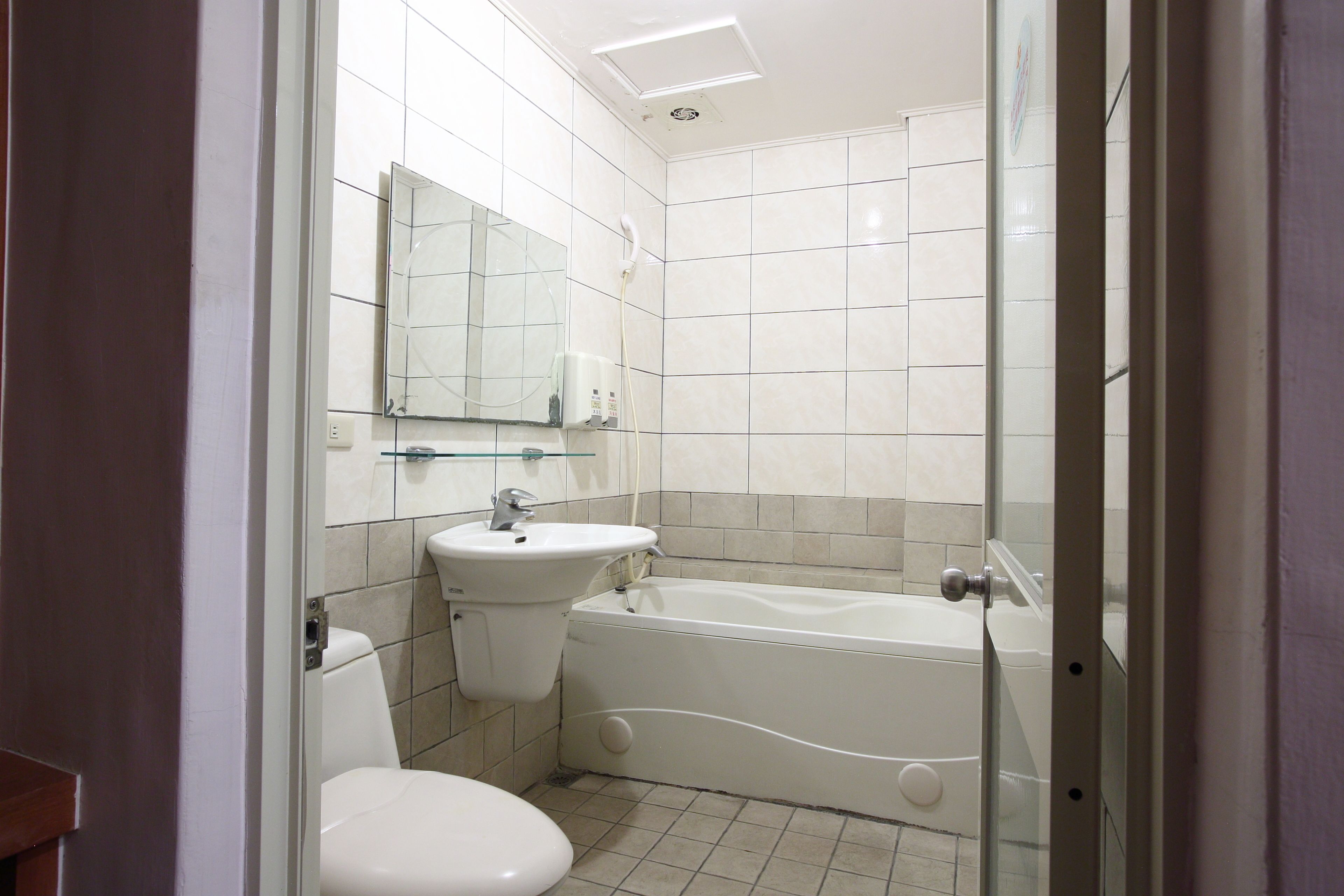 separate bathtub and shower, deep-soaking bathtub, free toiletries