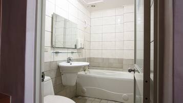 Bañera y ducha independientes y bañera profunda