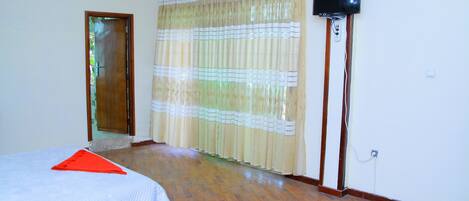 Deluxe Double Room, 1 Queen Bed | Room amenity