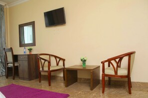 Deluxe Double Room, Balcony | Desk, free WiFi - Melodie Hotel (Addis Ababa)